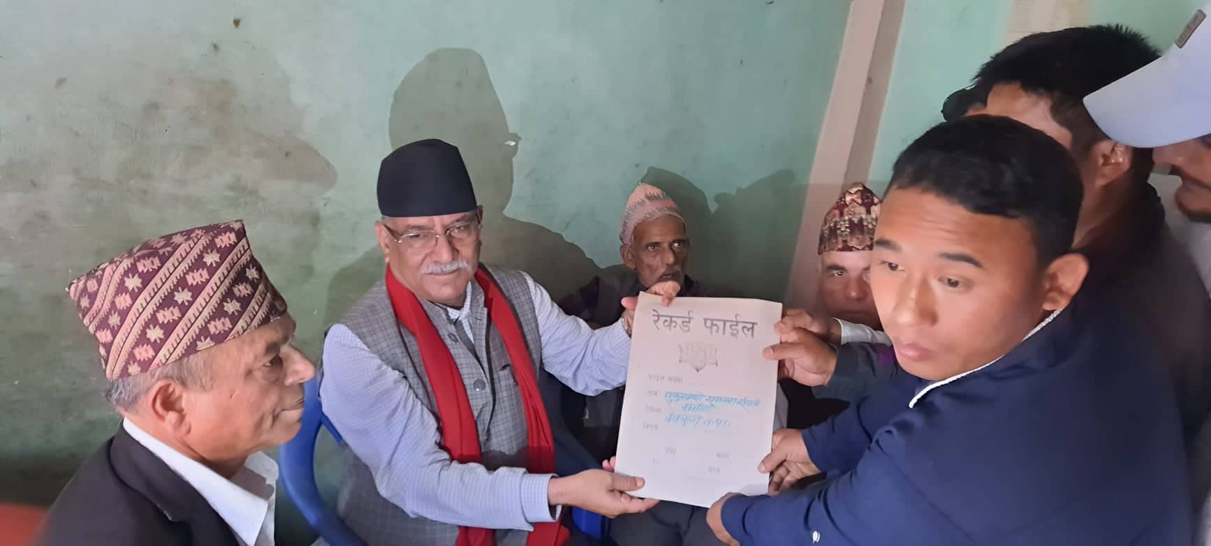 नवलपुर पुगेका प्रचण्डलाई भूमिहीनका प्रश्न : हामीलाई लालपुर्जा कहिले दिनुहुन्छ ?